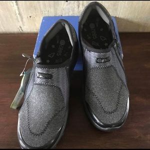 BZees Women’s dressy sports shoe/ sneaker. Wide